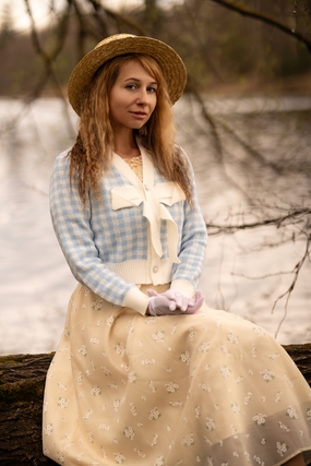河边戴帽小香风裙装美女图片